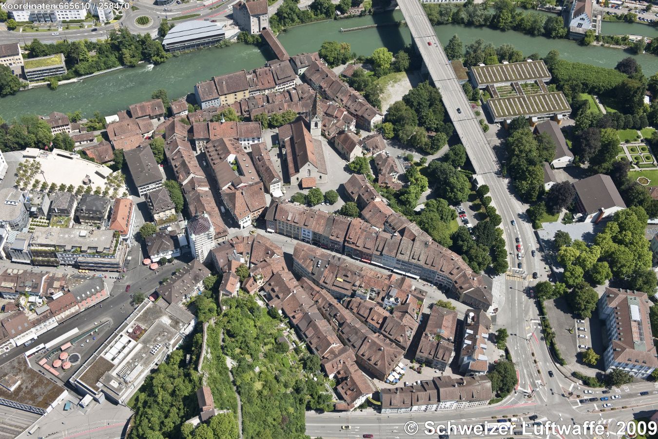 Altstadt Baden; Stadtkirche; Hintergrund Mitte: Landvogteischloss